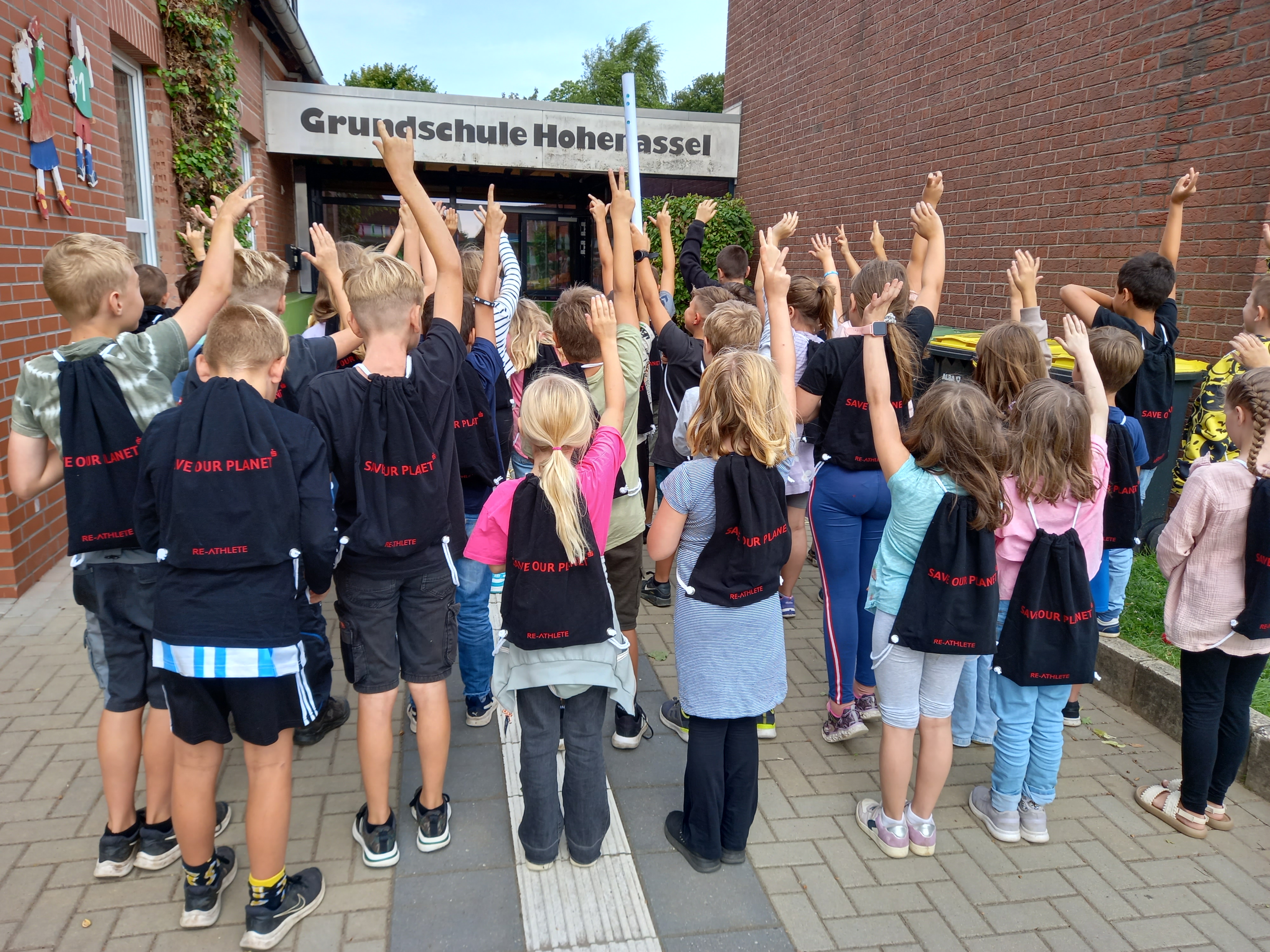 Kinder der Grundschule Hohenassel im Landkreis Wolfenbüttel mit Rücksäcken auf.